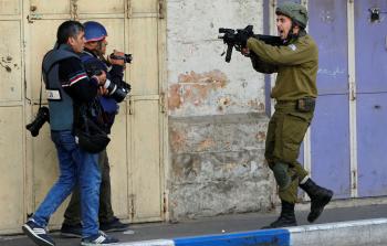 الاحتلال يعتدي على الصحفيين لحجب الحقيقة