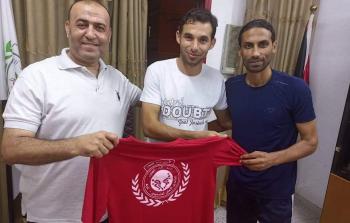 بلال عساف يوقع للأهلي.jpg