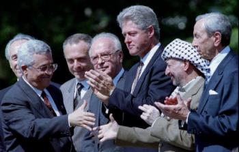 مشهد من لحظة توقيع اتفاقية أوسلو بين منظمة التحرير والاحتلال برعاية أمريكية