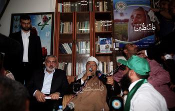 الراحل د. يوسف القرضاوي في منزل الشهيد أحمد ياسين بغزة