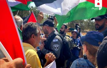 جانب من اعتداء جنود الاحتلال والمستوطنين على الأهالي في النبي صموئيل