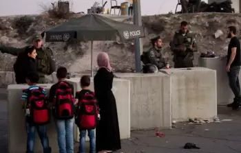 طلبة متوجهون إلى مدارسهم (أرشيف)