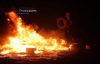 إشعال إطارات خلال المواجهات مع الاحتلال الإسرائيلي في الضفة الغربية