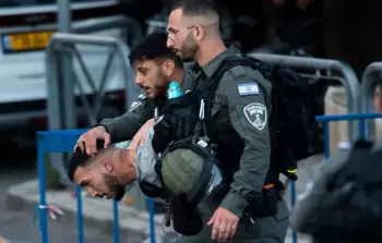 جنود الاحتلال يعتقلون شابا فلسطينيا (أرشيف)