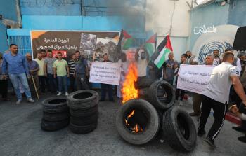 وقفة غاضبة لأصحاب المنازل المدمرة أمام مقر الأونروا في غزة (تصوير: رمضان الأغا)