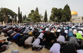 مصلون في ساحة المسجد الأقصى المبارك