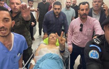 د. ناصر الدين الشاعر لحظة إدخاله المستشفى بعد إصابته بالرصاص