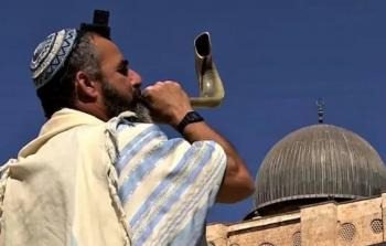 مستوطن من منظمات الهيكل المزعوم ينفخ البوق أمام المسجد الأقصى المبارك