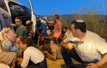 لحظة هروب مستوطنين من عملية إطلاق نار استهدفت مركبات المستوطنين قرب مستوطنة ايتمار جنوب نابلس مساء اليوم