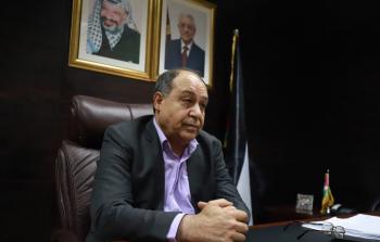 محافظ نابلس إبراهيم رمضان يهاجم أمهات الشهداء ويصفهن بـ