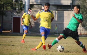 اللاعب محمد أبو ريالة يرتدي القميص الأصفر