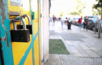 إحدى المحال التجارية المغلق أبوابها في غزة حدادا على أرواح شهداء الضفة (تصوير: ياسر فتحي)