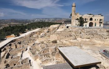 قرية النبي صموئيل المقدسية ويظهر على قمته المسجد