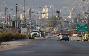 قوات الاحتلال تغلق حاجز حوارة