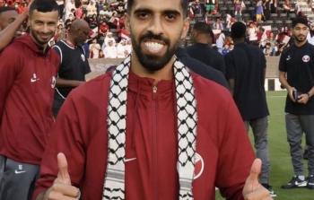 كابتن منتخب قطر حسن الهيدوس خلال توشحه الكوفية الفلسطينية