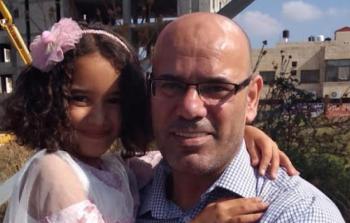 عبد الباسط الحاج (يمين)