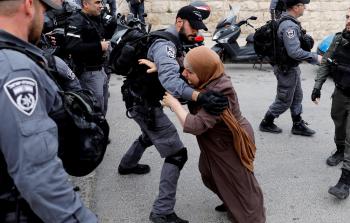 جنود الاحتلال يعتدون على إحدى المرابطات