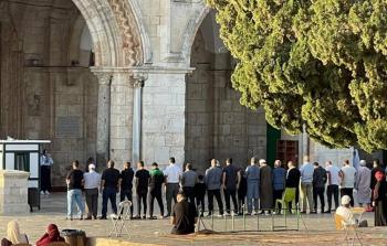 مرابطون يؤدون صلاة الضحى في باحات الأقصى تزامنا مع اقتحام المستوطنين (أرشيف)