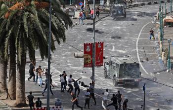 شبان يرشقون الحجارة على جيبات أمن السلطة في نابلس