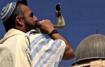 مستوطن ينفخ البوق في ساحة المسجد الأقصى