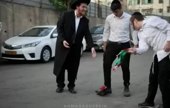 مستوطنين يمزقون العلم الفلسطيني