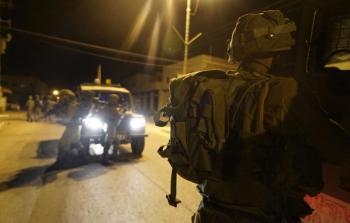 الاحتلال يعتقل 3 شبان بزعم ضلوعهم بعملية إطلاق النار في بيت إيل