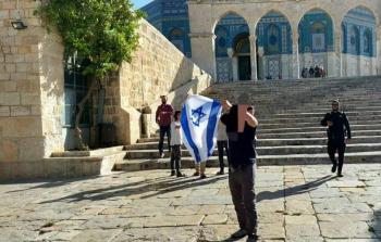 جانب من رفع مستوطن إسرائيلي علم الاحتلال خلال اقتحامه المسجد الأقصى