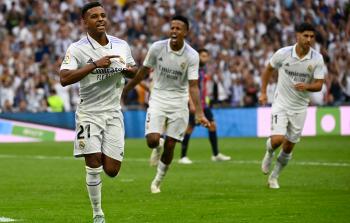 ريال مدريد يقهر برشلونة وينتزع منه صدارة الدوري الإسباني
