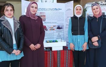 الطالبتان مع معلمتيهما في مدرسة بنات فاطمة ادكيدك الأساسية