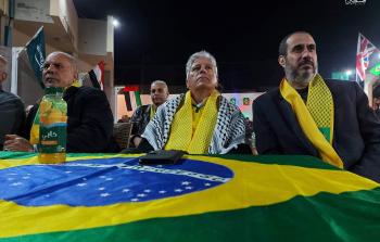 السفير البرازيلي يتابع مباراة منتخب بلاده مرتدياً الكوفية الفلسطينية