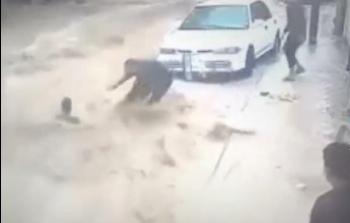 لحظة إنقاذ العامل للطفل الذي جرّفته مياه الأمطار في مخيم الشاطئ بغزة