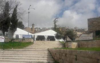مستوطنون نصبوا خياما في باحات المسجد الإبراهيمي الثلاثاء الماضي تحضيرا لاقتحامه غدا الجمعة