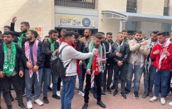 جانب من الوقفة الطلابية الرافضة لتأجيل الجامعة الانتخابات