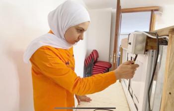 الطالبة المقدسية غزل الجمل تنافس على جائزة مؤسسة النيزك