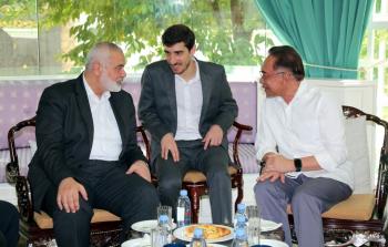 جانب من لقاء سابق جمع هنية برئيس الوزراء الماليزي