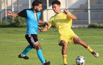 اللاعب الخطيب يميناً