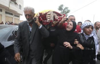الخليل تُشيع الطفلة الشهيدة فلة المسالمة في موكب مهيب  