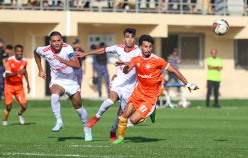 اللاعب يوسف لولو يرتدي القميص البرتقالي