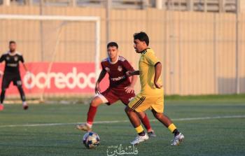 اللاعب عيد العكاوي مستحوذ على الكرة