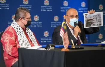 لحظة توقيع الاتفاقية بين وزير الخارجية الماليزي وسفير السلطة في كوالالمبور