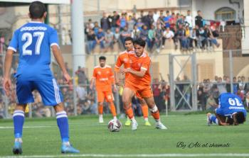 اللاعب كلاب يستحوذ على الكرة