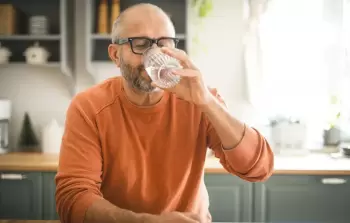 خدعونا بضرورة شرب 8 أكواب ماء يومياً.. دراسة علمية توضح