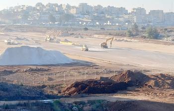 جرافات الاحتلال تعمل في المشروع التهويدي بمطار قلنديا