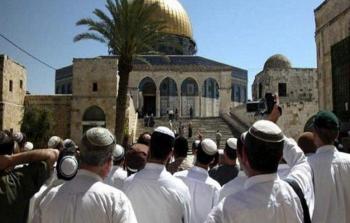 عشرات المستوطنين يقتحمون 