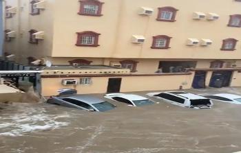 الأمطار الغزيرة في جدة أدت لإغراق شوارع وتعطل حركة السير