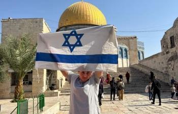 مستوطن يرفع علم الاحتلال أمام قبة الصخرة