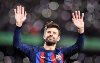 برشلونة يهزم ألميريا ويتصدر الدوري الإسباني في ليلة وداع بيكيه