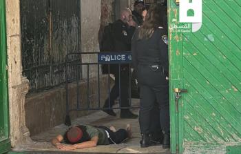 مستوطن يؤدي (سجوداً ملحمياً) على أحد أبواب الأقصى