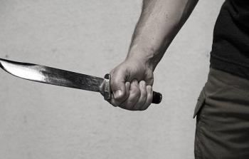 بساطور وسكين.. شاب كويتي يعتدي على والده وأشقائه الثلاثة