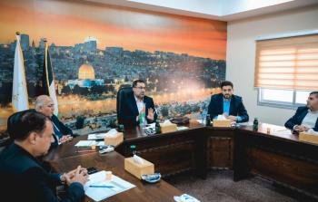 جانب من الاجتماع لبحث تداعيات المنخفض الأخير على قطاع غزة